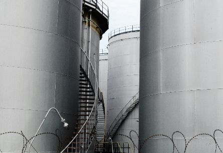 Choosing Monomer Inhibitors and Storage Conditions: Preventing Self-Polymerization, Color Rise, and Batch Variability